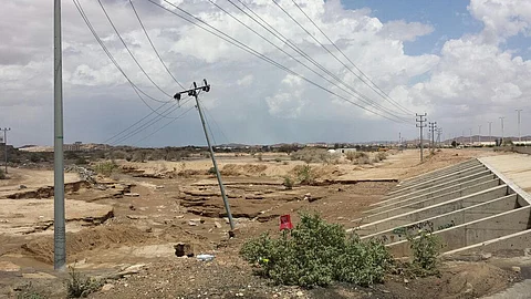 بعد تحذيرات.. "الكهرباء" تعالج عموداً آيلاً للسقوط بـ"قيا الطائف"