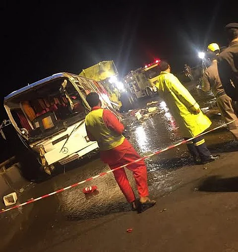 شاهد.. كيف تعامَلَ مركز إسعاف واحد مع حادث انقلاب حافلة بها 51 راكباً في رنية!