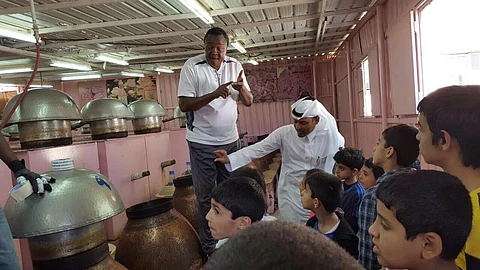 مرشد سياحي يصطحب 30 من الطلاب الصمّ في جولة بالطائف