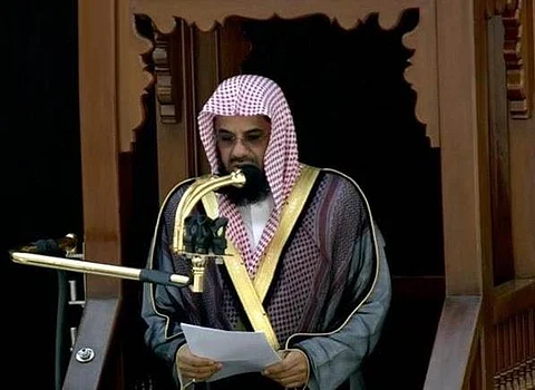 خطيب الحرم المكي: عجباً لمن يقلق ولديه (لا حول ولا قوة إلا بالله)