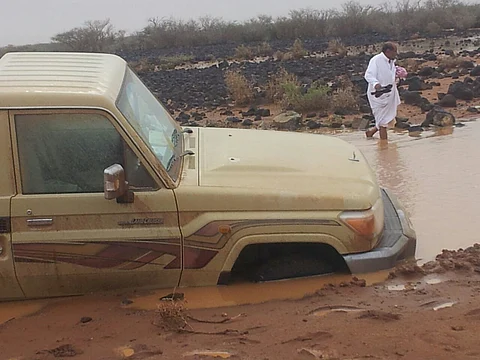 شاهد.. السيول تحتجر المركبات بالوحل وتعزل قرية "الفرد" بالطائف