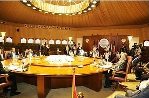 وفد الحكومة اليمنية يسلِّم الأمم المتحدة تقريرًا عن خروقات مليشيا الانقلابيين
