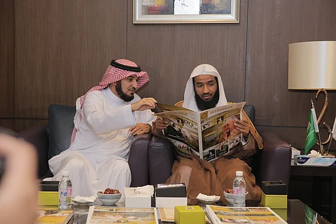 إمام المسجد النبوي يحثّ ضيوف خادم الحرمين على التمسك بالقرآن