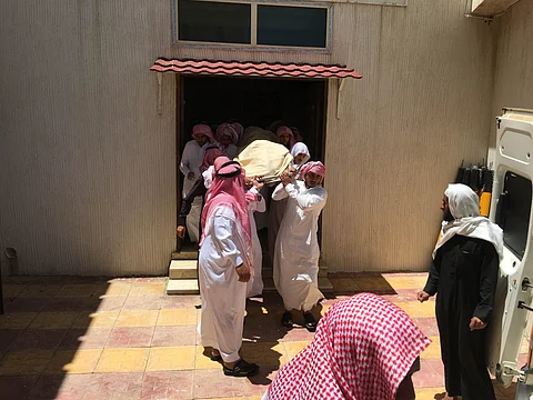 محافظ النماص يتقدم المصلين على "والد الشهري"