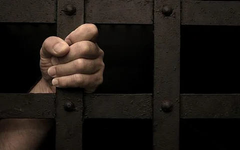 حبس معلم 5 سنوات حاول تهريب مخدرات لسجن القطيف