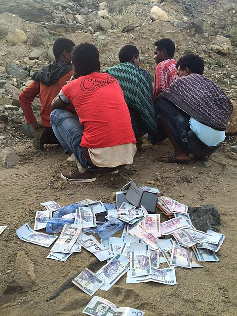 شاهد.. الإطاحة بمطلوبين يرتدون عباءات نسائية بجازان وضبط فتاة متغيبة