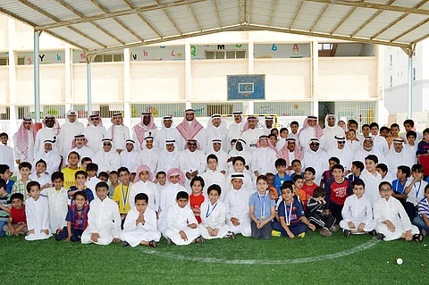 شاهد .. طلاب مدرسة ابتدائية يجتمعون بعد تخرجهم بخمسين عامًا بالخبر