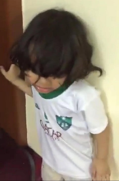 والد "طفل الأهلي المعنَّف" يكشف لـ"سبق" تفاصيل حادثة مقطع الضرب