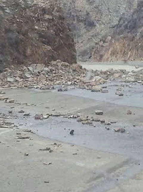 انهيار صخري يغلق طريق عقبة كساب في أضم بمنطقة مكة