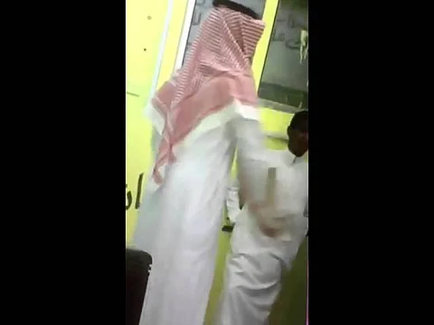 "سبق" تحصل على فيديو يكشف اعتداء معلم على أطفال بعصا غليظة في "المخواة"