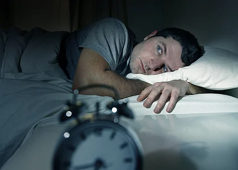 لماذا لا ينعم الإنسان بنومٍ هانئ إذا غيّر مكان نومه؟