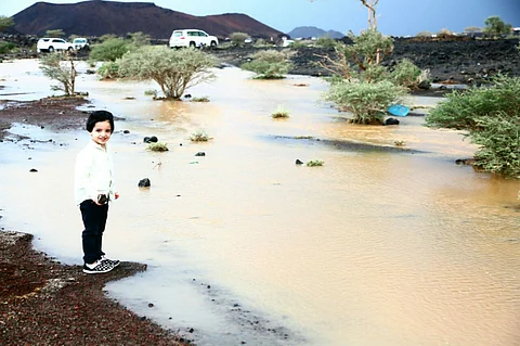 شاهد.. أمطار غزيرة على المدينة ومراكزها تعرقل سير المركبات وتسيل أودية