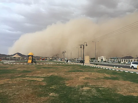 شاهد.. أمطار وبرد على مهد الذهب.. وزوابع رعدية وغبار يكتم أنفاس عفيف