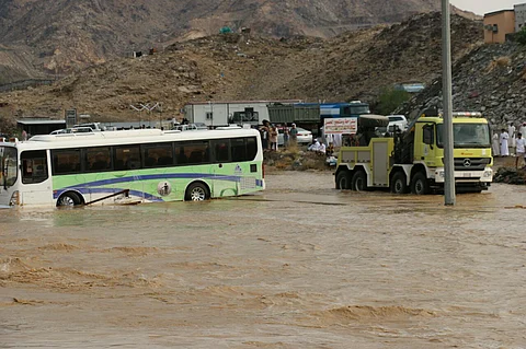 مكة.. أمطار متوسطة وغزيرة تستنفر الدفاع المدني