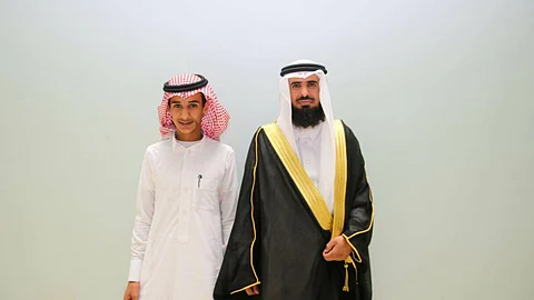 أب يحتفل بتخرجه مع ابنه.. وآخر يسبق ابنه في جامعة شقراء