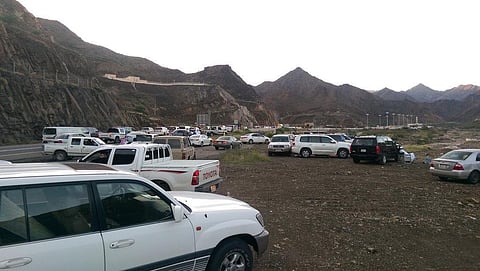 فتح "عقبة ضلع" بعد أن أغلقها تساقط الصخور بسبب الأمطار