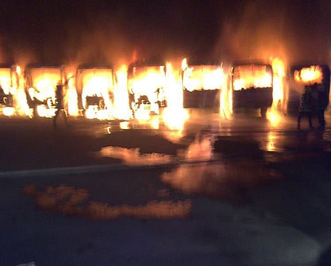 شاهد.. عمالة تحرق باصات شركة ابن لادن احتجاجًا على تأخُّر رواتبها