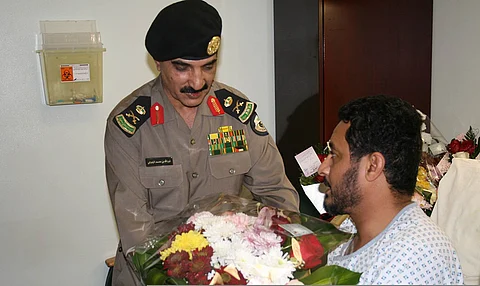 شاهد .. اللواء "الزهراني" يزور رجل الأمن المصاب بحادثة انفجار الأحساء