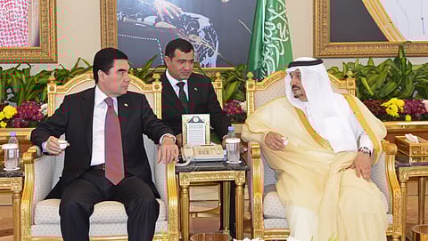 رئيس "تركمانستان" يصل إلى الرياض وفيصل بن بندر يستقبله