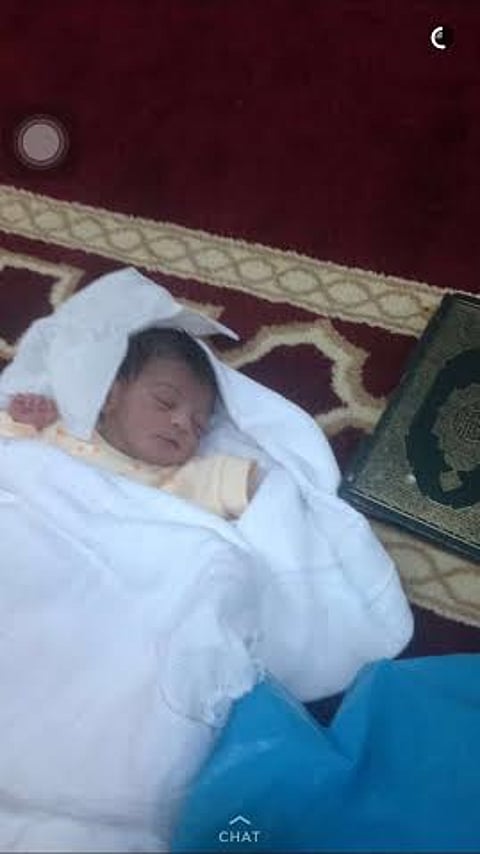 العثور على "لقيط" في أحد المجمعات التجارية بطريق الساحل