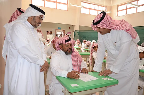 مدير تعليم نجران يتقفد اختبارت نهاية العام بمدارس التوأمة