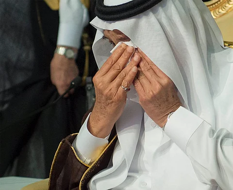 شاهد.. أب في حفل تخرج ابنه بالرياض غالبته الدموع وارتجل فأبدع ..الملك يشارك راكان فرحته