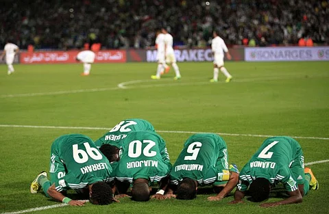 عمدة مدينة نيس الفرنسية يحظر على اللاعبين السجود داخل الملاعب