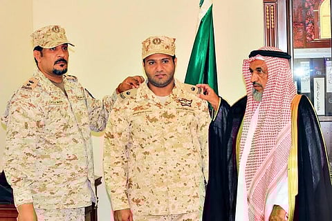 "العجالين" يقلّد "العتيبي" رتبته الجديدة "رائد"
