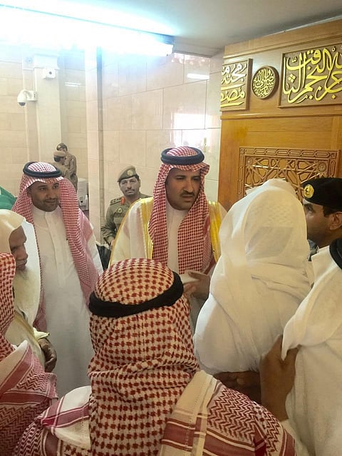 "أمير المدينة" يؤدي صلاة الميت على الشهيد "الشريف"