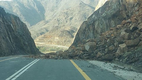 "طرق الباحة" تزيل الانهيارات الصخرية بطريق وادي منجل بتهامة