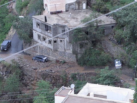 شاهد.. أمطار جازان تتسبب في قطع الطرق وتساقط الصخور وحجز المركبات