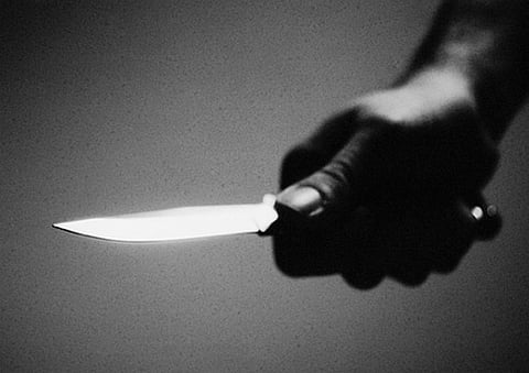 الباحة.. الإطاحة بثلاثة جناة طعنوا وافدَيْن بسلاح أبيض بدافع السرقة