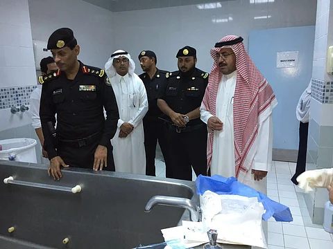 مدير شرطة جازان يزور جندياً أصيب في حادث انقلاب