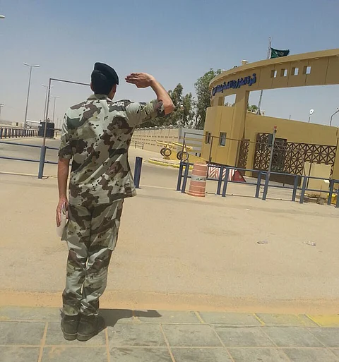شاهد.. رجل أمن يودِّع مبنى الطوارئ بالجوف بتحية عسكرية