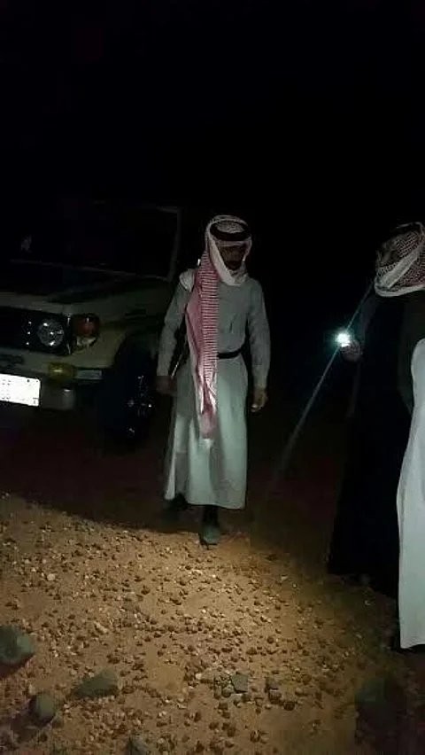 صراخ يقود للعثور على أم وأطفالها الأربعة بتبوك .. 15 ساعة تحفها الذئاب