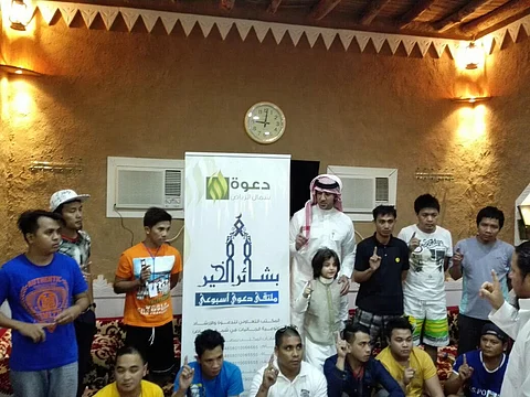 شاهد.. إسلام 13 فلبينياً بملتقى "بشائر الخير" بالرياض