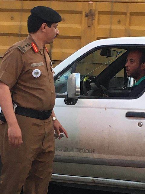 بالصور.. "مرور بيشة" يحتجز عددًا من المركبات دون لوحات مرورية
