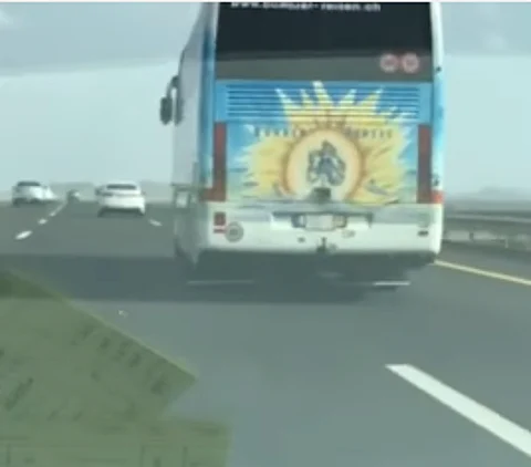 شاهد.. مواطناً يوثق سير الحافلات بسرعات تفوق المحدد نظامياً على طريق الهجرة