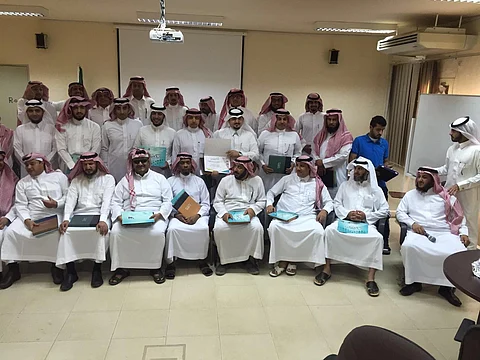 "متوسطة مجمع الملك سعود" تكرم معلميها وإدارييها المتميزين