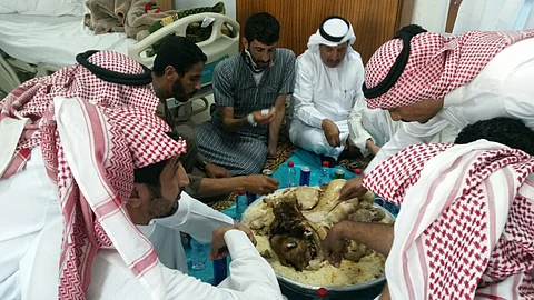 شاهد.. مستشفى ميسان تحتفل بسلامة رجال الأمن المُصابين في أحداث "ثقيف"