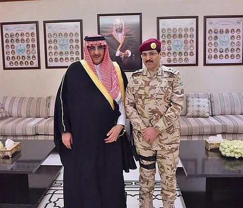 لمسة وفاء لاقت إعجاباً كبيراً.. ولي العهد يزين مكتبه بصور شهداء الواجب