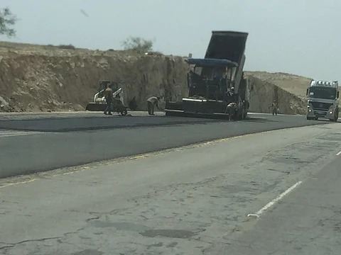 "بلدية بلقرن" تصلح الطرقات قبل زيارة المسؤول.. وأهال: ليتها تستمر