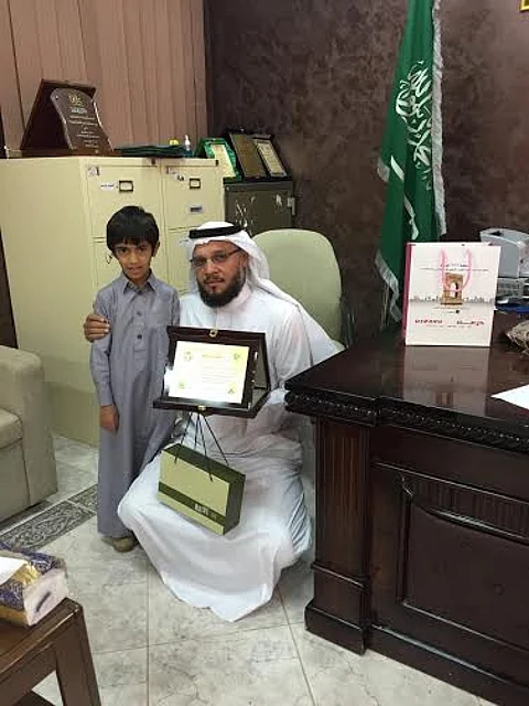 مواطن يكرّم معلماً لمساهمته في رفع مستوى نجله