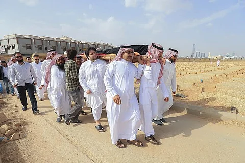 شاهد.. جموع غفيرة تتسابق في تشييع "عميد الإعلام" ماجد الشبل