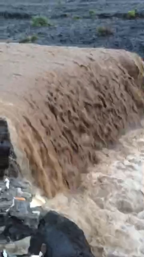 بالصور .. شلالات وسيول نتيجة الأمطار الغزيرة على مركز الحرجة