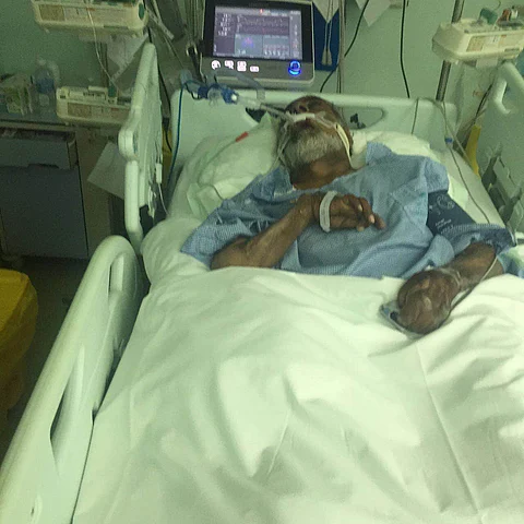 مواطن مصاب بجلطة في المخ ينتظر نقله لمستشفى متخصص في الرياض