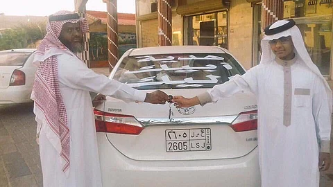 "الناشري" يُكافئ "حافظ القرآن" بسيارة