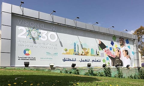 جدارية على مساحة 100 متر مربع للتعريف برؤية 2030 بتعليم عسير