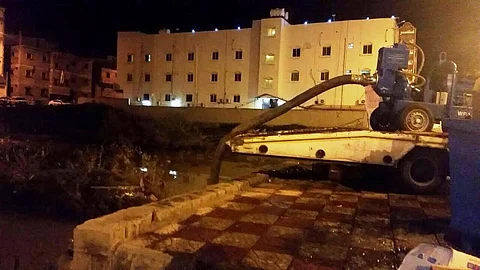 عسير.. سحب 264 طناً من مياه الأمطار المجمّعة في مواقع مختلفة بأبها