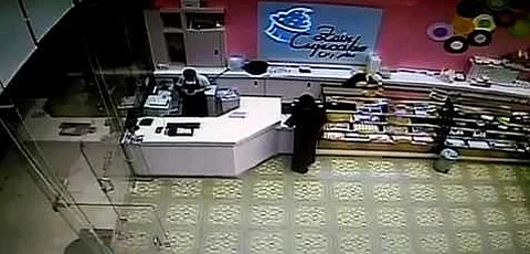 بالفيديو.. لص يسرق صندوقًا به 30 ألفًا من محل حلويات في "الخميس"
